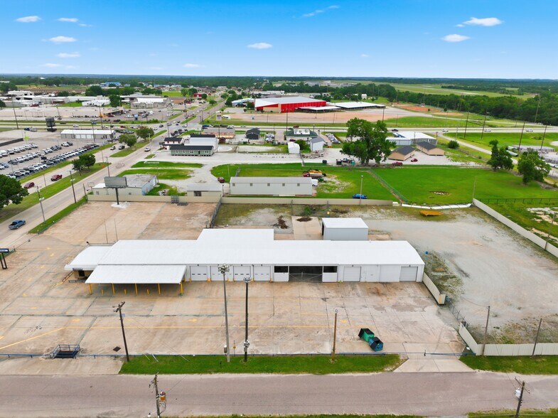 More Photos Of 1300 N Broadway Ave, Ada Warehouse For Sale