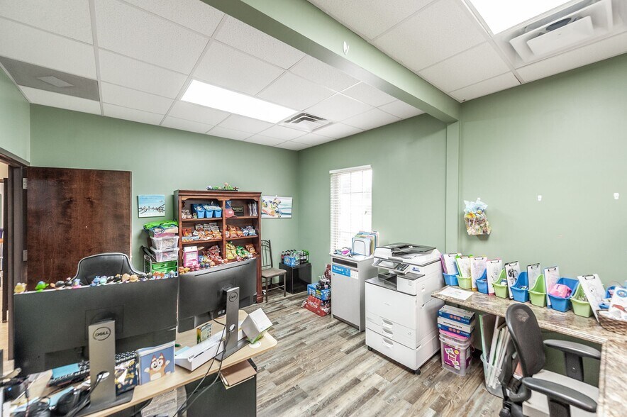 More Photos Of 20 Executive Park Dr, Hendersonville Loft Creative Space For Sale