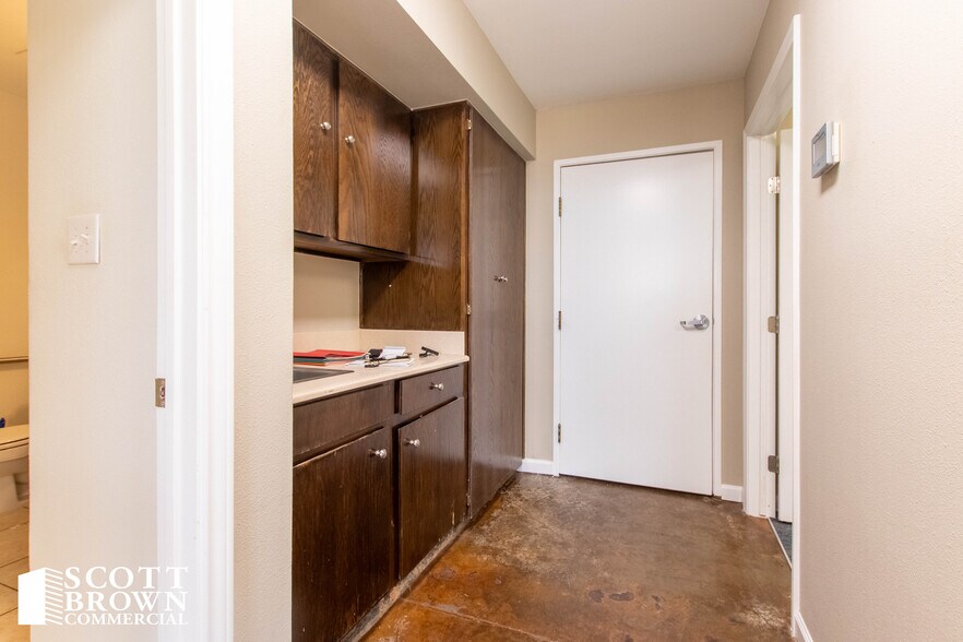 More Photos Of 10763 Mapleridge Dr, Dallas Distribution For Lease