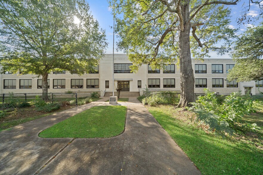 More Photos Of 601 W Lewis St, Conroe Flex For Sale