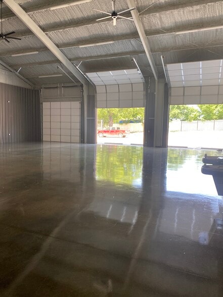 More Photos Of 2105 Vilbig Rd, Dallas Industrial For Lease