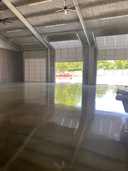 More Photos Of 2105 Vilbig Rd, Dallas Warehouse For Lease