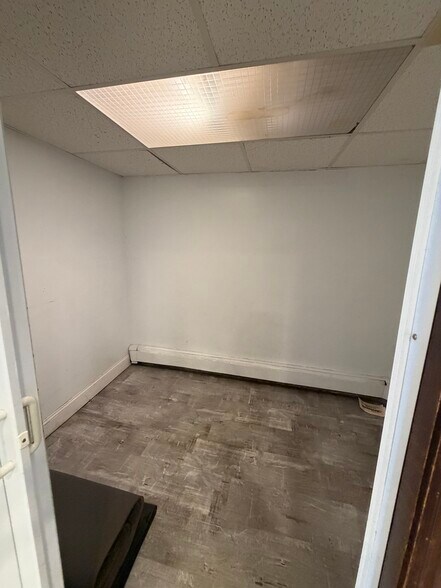 More Photos Of 7508 Metropolitan Ave, Middle Village Storefront Retail Residential For Lease