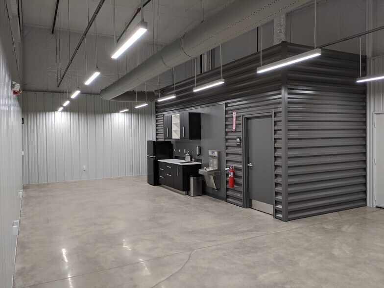 More Photos Of 17 International Ct, Greenville Warehouse For Lease