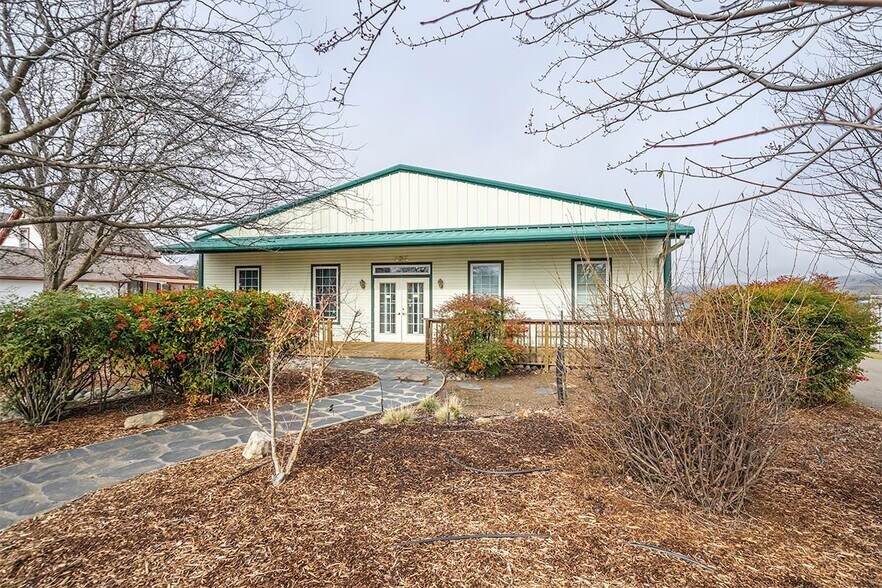 More Photos Of 425 Applegate Way, Ashland Industrial For Lease
