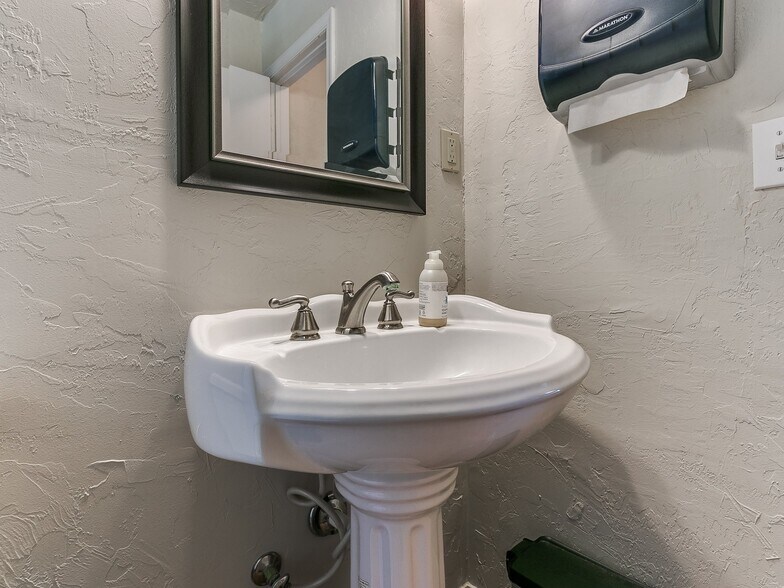 More Photos Of 16446 NE 23rd St, Choctaw Office Residential For Sale