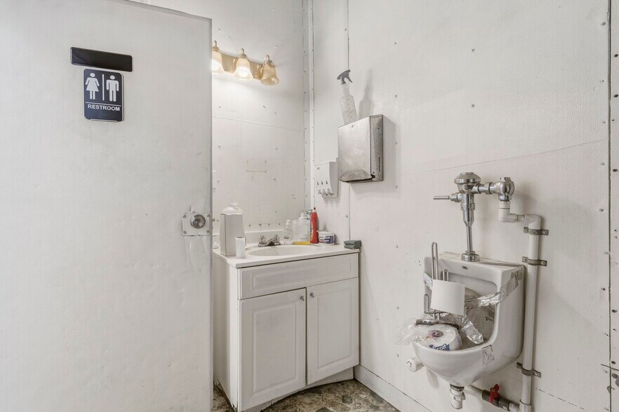 More Photos Of 306 SE Highway AA, Clinton Industrial For Sale