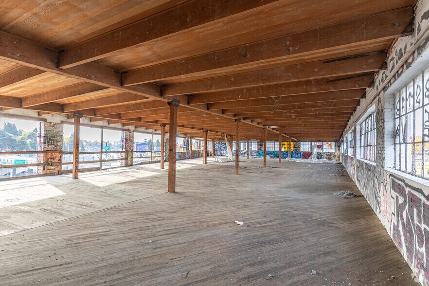 More Photos Of 3300 NE Broadway St, Portland Flex For Sale