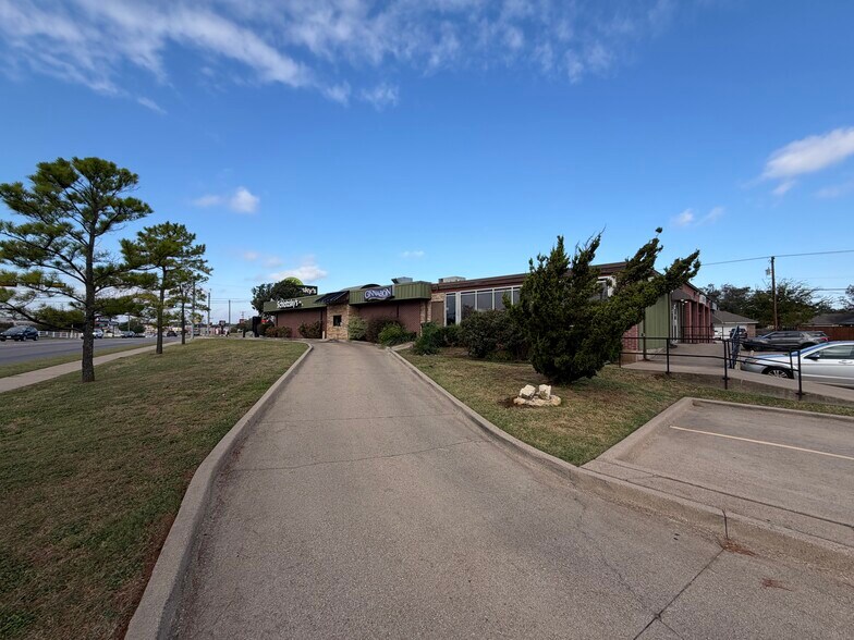 More Photos Of 1216 W Henderson St, Cleburne Freestanding For Lease