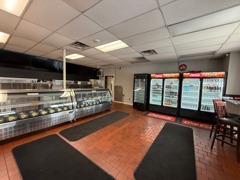 More Photos Of 643 Chandler St, Worcester Restaurant For Lease