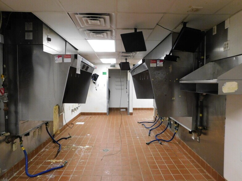 More Photos Of 7320 W Good Hope Rd, Milwaukee Fast Food For Lease