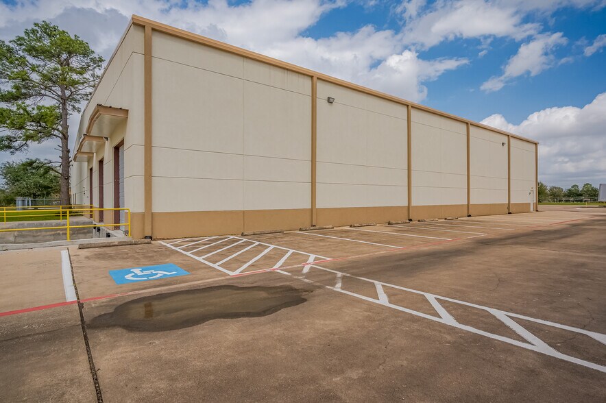 More Photos Of 12708 Jebbia Ln, Stafford Warehouse For Lease