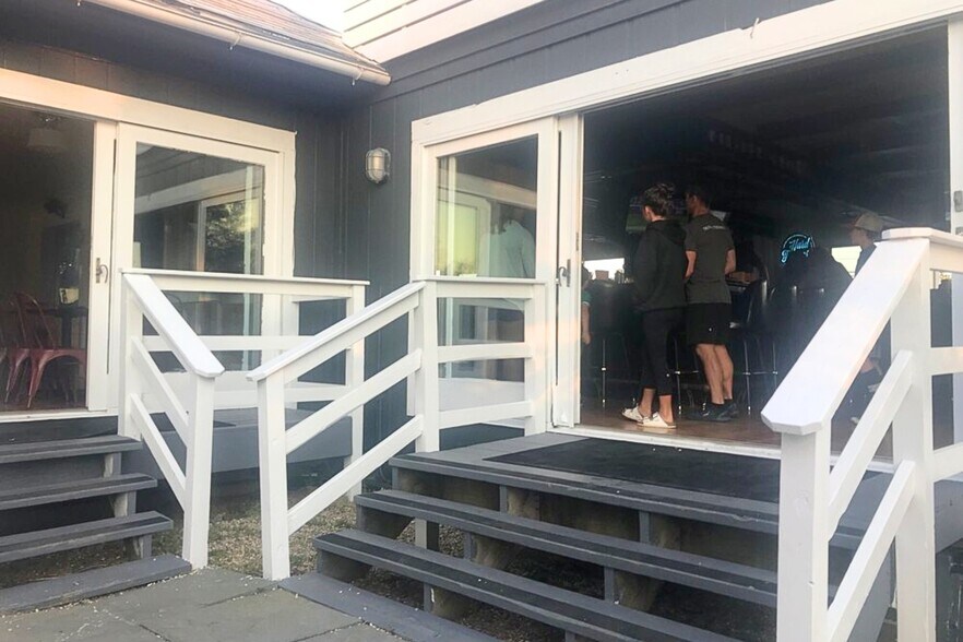 More Photos Of 2095 Montauk Hwy, Amagansett Restaurant For Lease