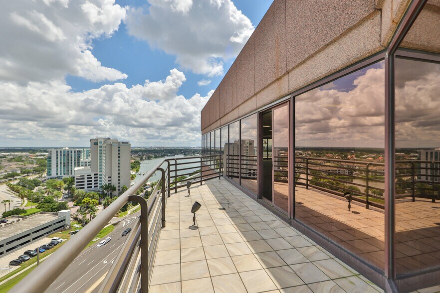 More Photos Of 7650 W Courtney Campbell Cswy, Tampa Office For Lease