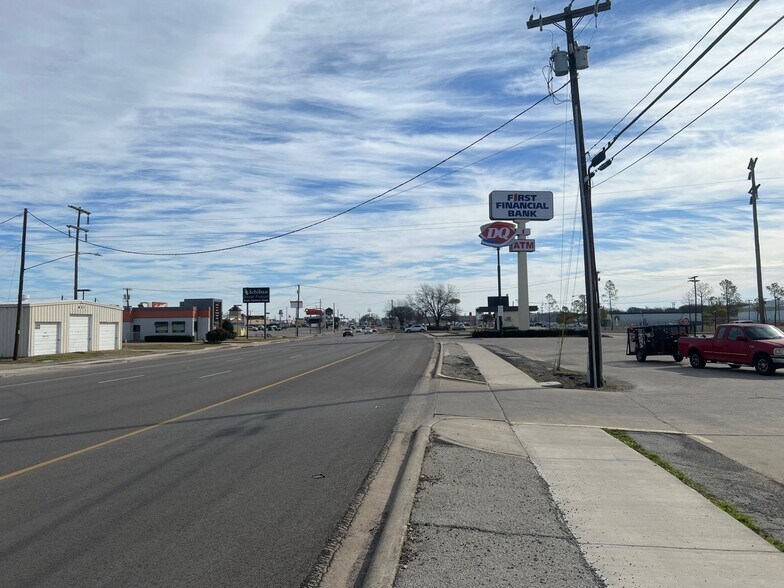 More Photos Of 2515 E Hubbard St, Mineral Wells Office For Sale