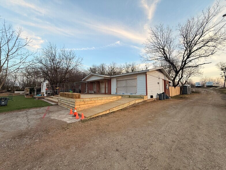 More Photos Of 7701 Colton Bluff Springs Rd, Austin Flex For Lease