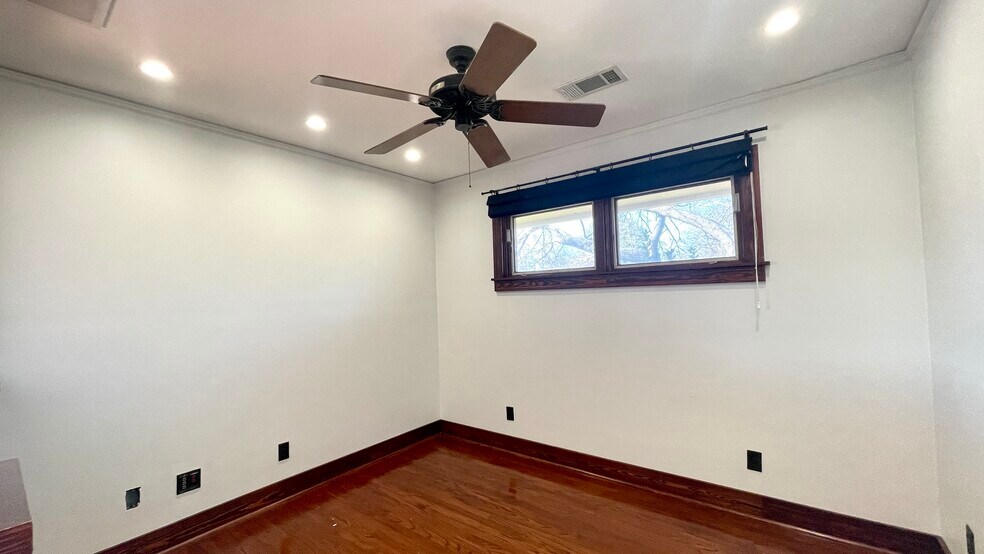 More Photos Of 500 W Nash St, Terrell Medical For Sale