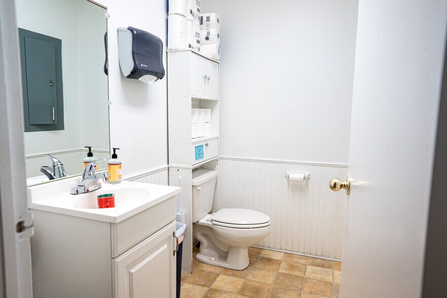 More Photos Of 250 N Red Cliffs Dr, St George Storefront For Lease