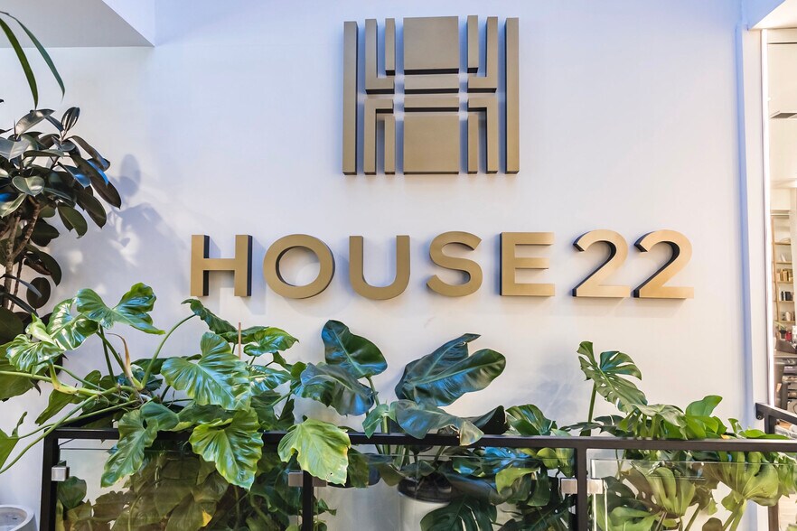 More Photos Of 22 E Elm St, Chicago Storefront Retail Office For Sale