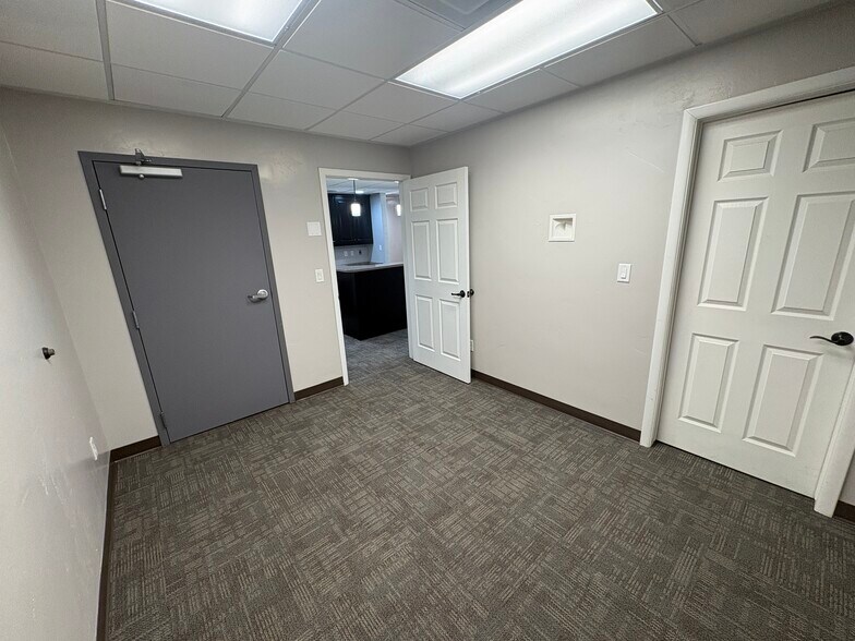 More Photos Of 937-949 Pioneer, Draper Office For Lease