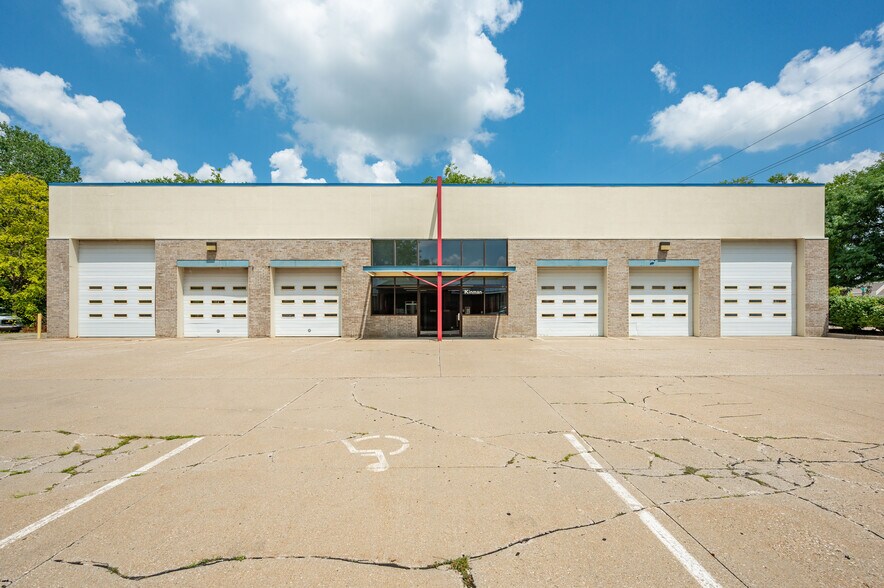 More Photos Of 2660 100th St, Urbandale Service For Sale