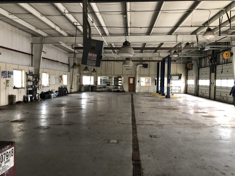 More Photos Of 1910 Moreland Blvd, Champaign Auto Dealership For Sale