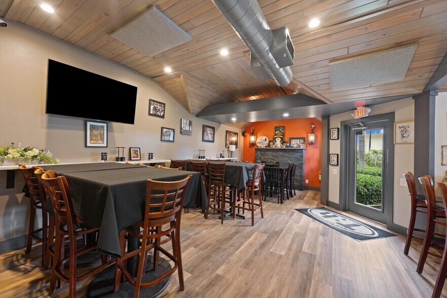 More Photos Of 514 NW Dixie Hwy, Stuart General Retail For Sale