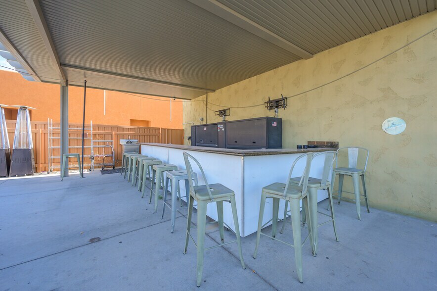 More Photos Of 877 Hancock Rd, Bullhead City Bar For Sale