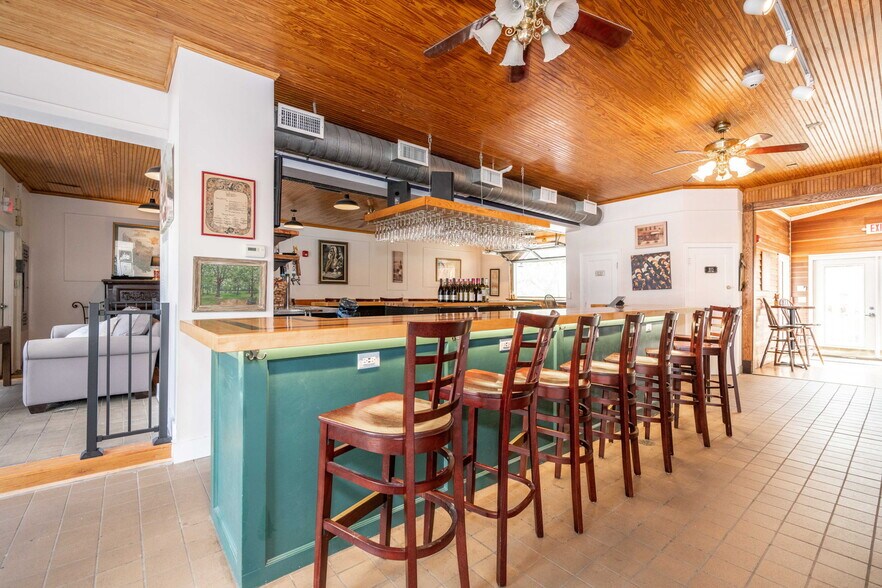 More Photos Of 2015 Madison rd, Cincinnati Storefront Retail Residential For Lease