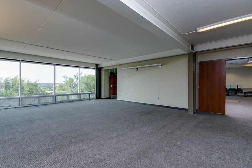 More Photos Of 1632 McCain Ln, Manhattan Sorority Fraternity House For Sale