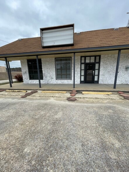 More Photos Of 702 Chastain Blvd W, Glencoe Warehouse For Lease