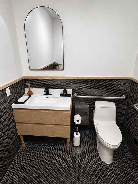 More Photos Of 486 S Broadway, Denver Storefront For Lease