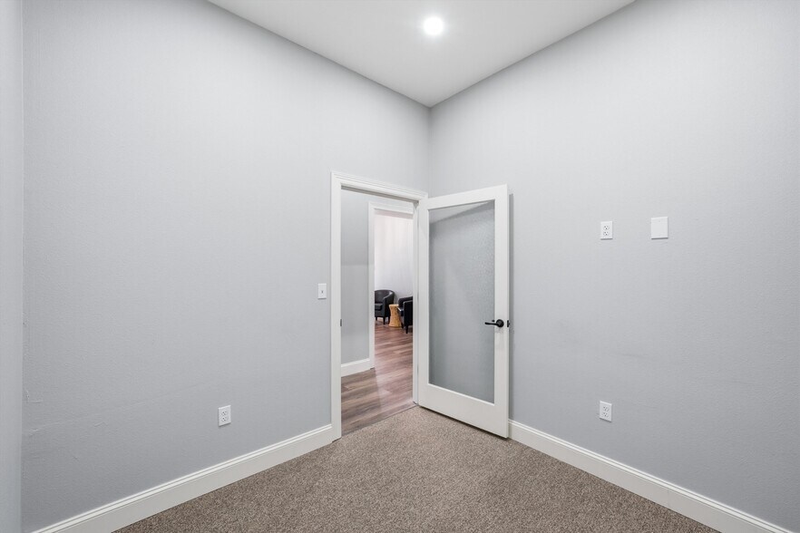 More Photos Of 1801 Franklin Ave, Waco Flex For Sale