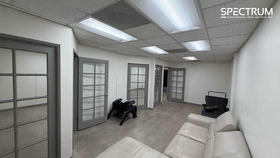 More Photos Of 22837 Ventura Blvd, Woodland Hills Office For Lease