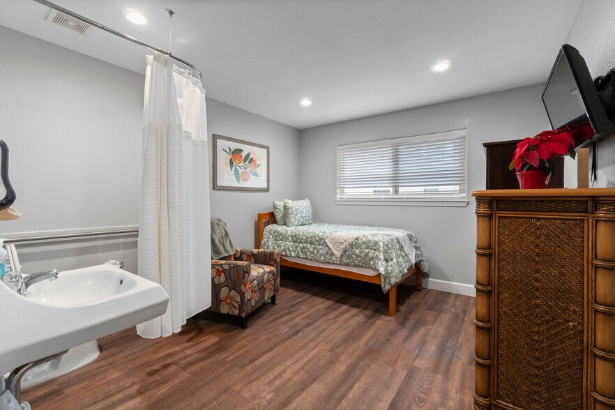 More Photos Of 1930 River Falls Dr, Kingwood Assisted Living For Sale