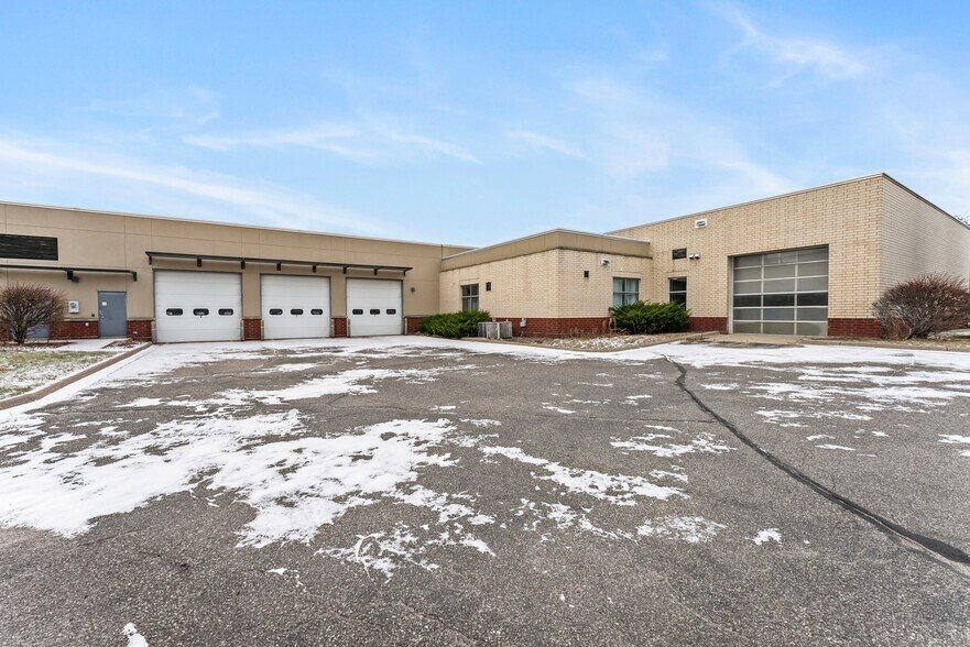 More Photos Of 11180 86th Ave N, Osseo Flex For Sale