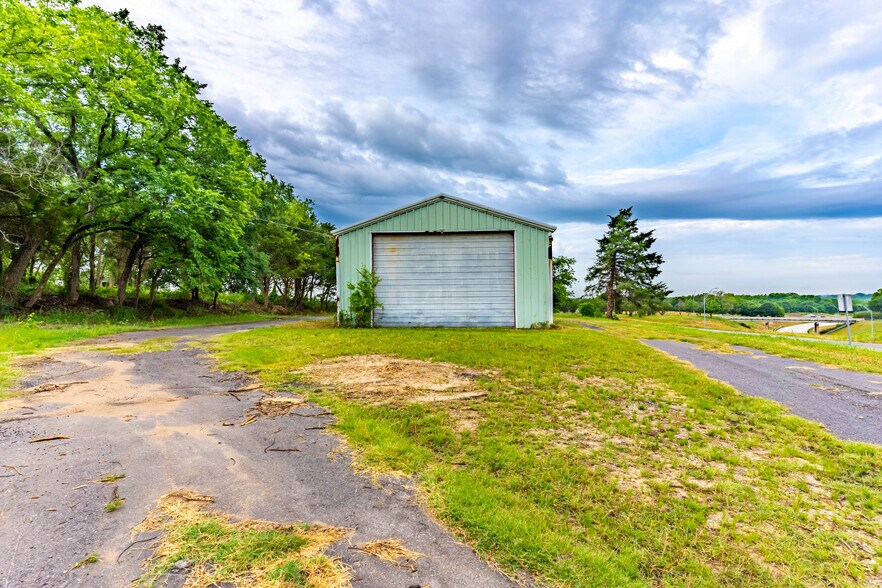 More Photos Of 1021 Grove st, Kaufman Warehouse For Sale