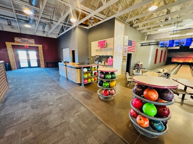 More Photos Of 1212 Chestnut St, Arapahoe General Retail For Sale