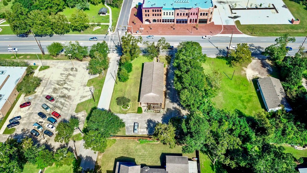 More Photos Of 21325 Eva St, Montgomery Office For Lease