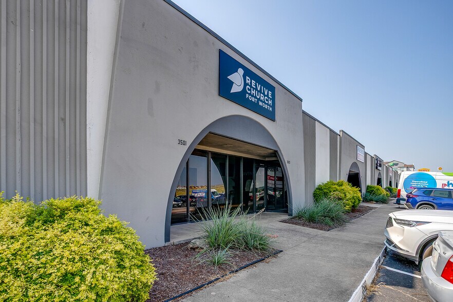 More Photos Of 3501-3539 NW Loop 820, Fort Worth Showroom For Lease