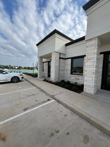 More Photos Of 5501 Cabrera Dr, Sugar Land Unknown For Lease