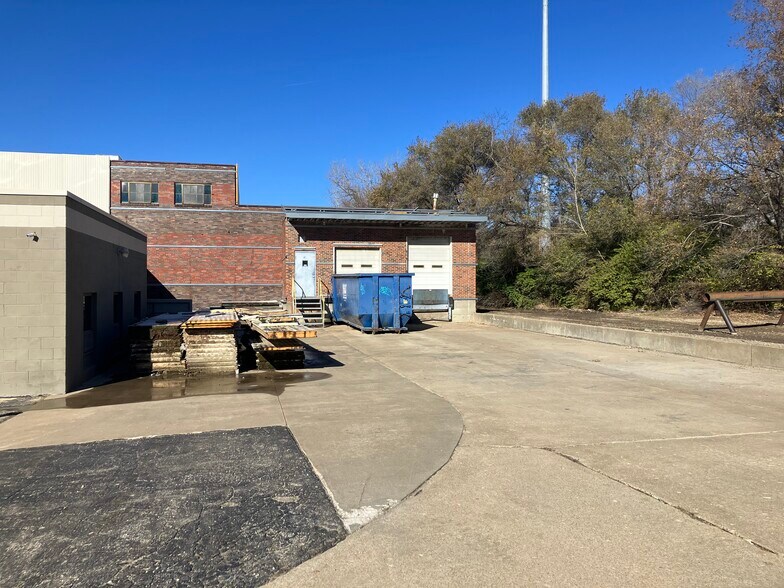 More Photos Of 3327 Roanoke Rd, Kansas City Industrial For Sale