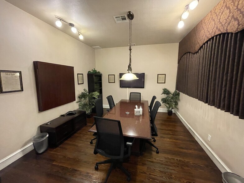 More Photos Of 212 E Virginia St, McKinney Storefront Retail Office For Lease