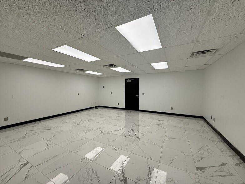 More Photos Of 1206 NE Douglas St, Lees Summit Flex For Lease