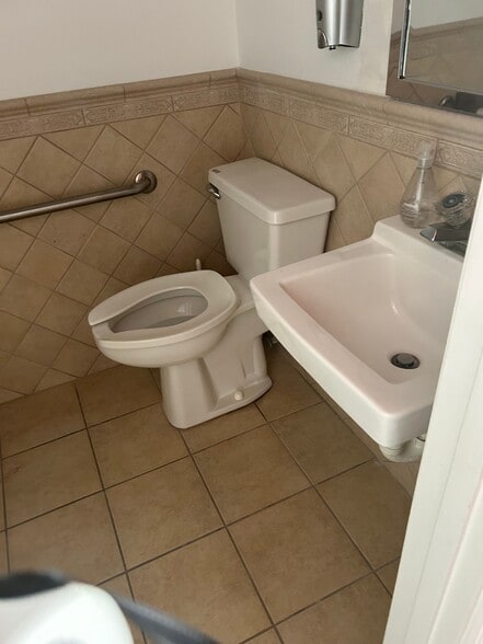 More Photos Of 4625 S Tamiami Trl, Sarasota Freestanding For Lease
