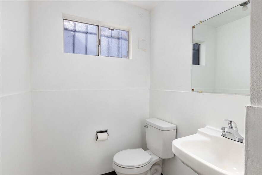 More Photos Of 239 W Washington Ave, Escondido General Retail For Sale