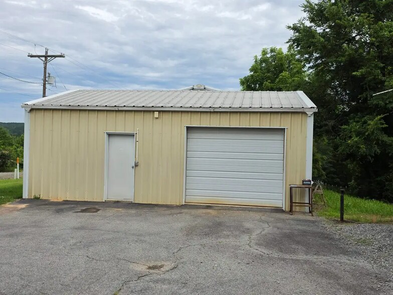 More Photos Of 608 Highway 285 N, Damascus Flex For Sale