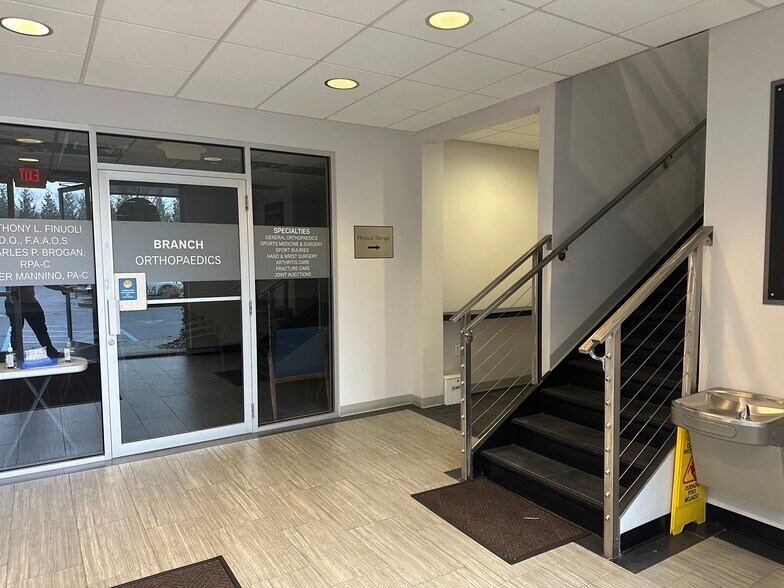 More Photos Of 1092 Jericho Tpke, Smithtown Storefront Retail Office For Lease