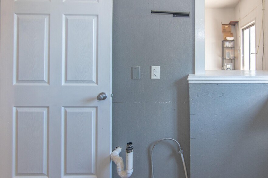 More Photos Of 2208 Austin Ave, Brownwood Flex For Sale