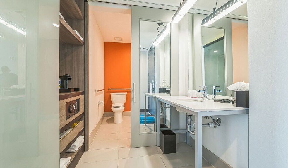 More Photos Of 900 S 11th St, Waco Hotel For Sale